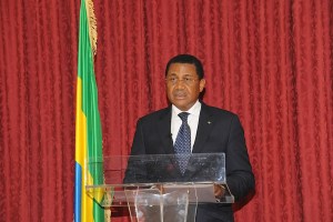 PM Ona Ondo faisant l'annonce