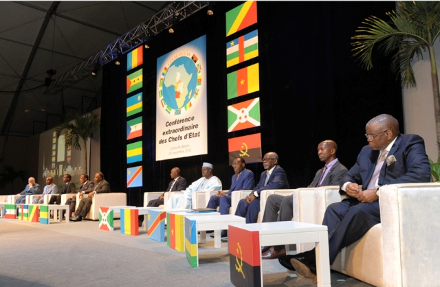 une_vue_de_la_salle_a_le_president_ali_a_louverture_du_sommet_extraodinaire_de_la_ceeac_8