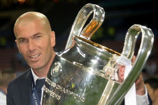 4928546_6_1b92_zinedine-zidane-avec-le-trophee-de-la-ligue_5fcb9482c983c7d65c4fafb982fc7c60