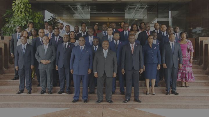 photo-de-famille-du-gouvernement-gabonais-slide_0