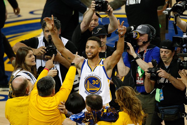 1430163-stephen-curry-remporte-deux-titres